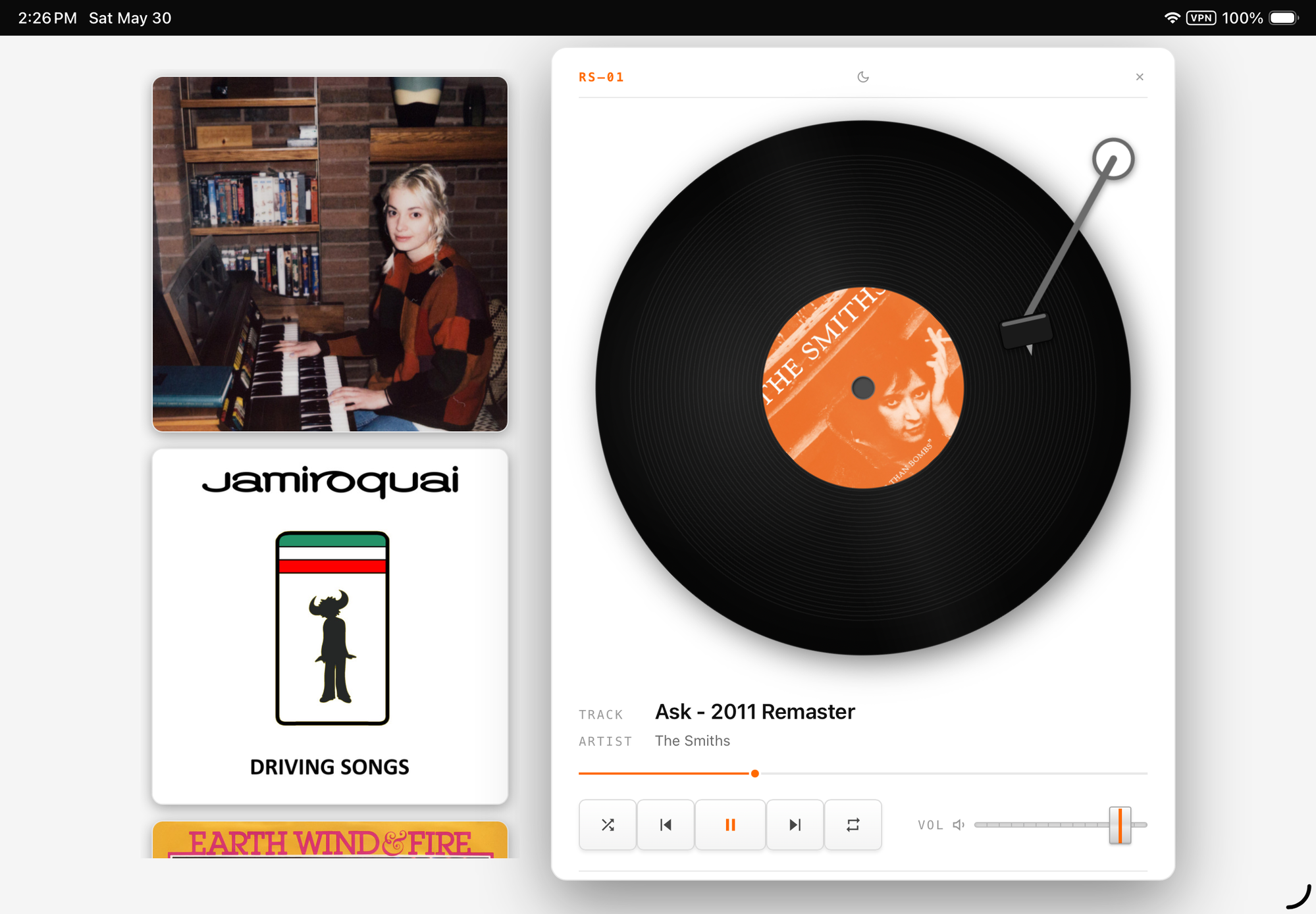Vinyl Deck in light mode: the same turntable rendered on a light background